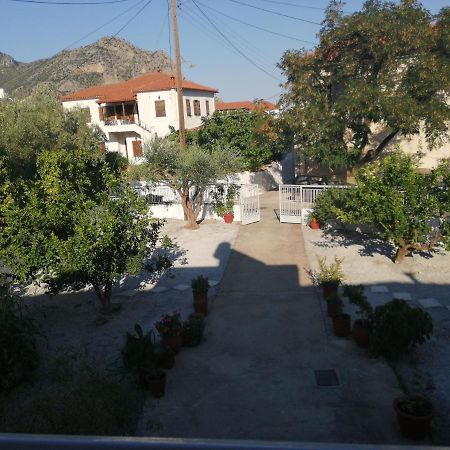 Appartement Sunny Cozy House With Grand Courtyard à Leonídion Extérieur photo