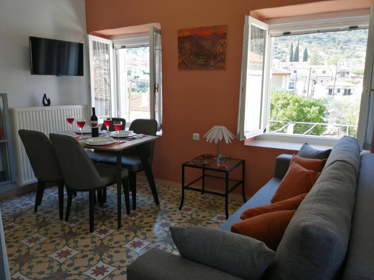Appartement Sunny Cozy House With Grand Courtyard à Leonídion Extérieur photo