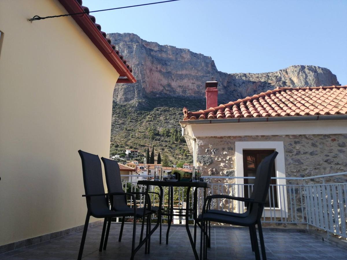 Appartement Sunny Cozy House With Grand Courtyard à Leonídion Extérieur photo