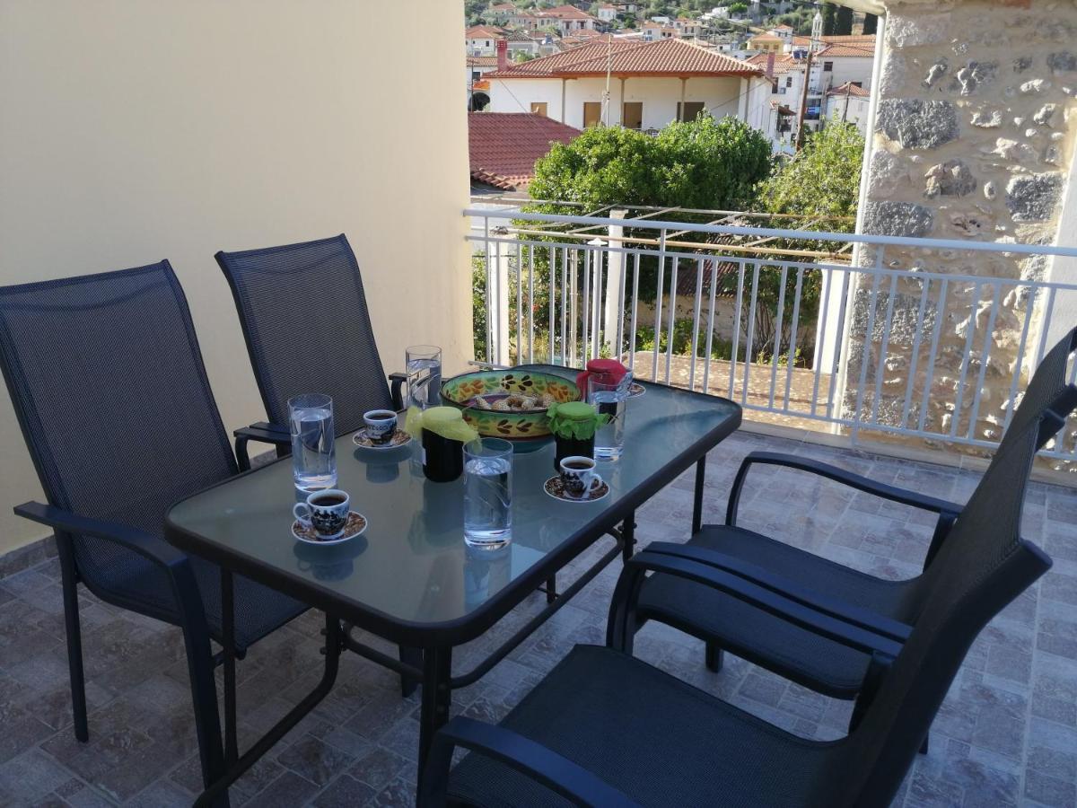 Appartement Sunny Cozy House With Grand Courtyard à Leonídion Extérieur photo