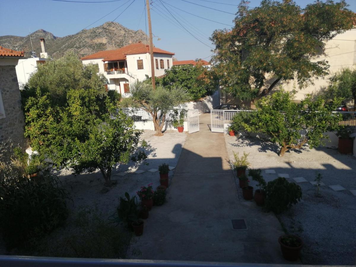 Appartement Sunny Cozy House With Grand Courtyard à Leonídion Extérieur photo