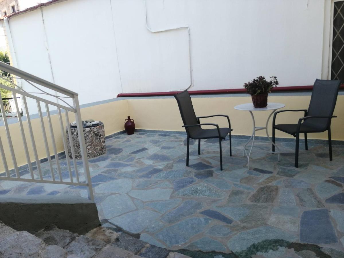 Appartement Sunny Cozy House With Grand Courtyard à Leonídion Extérieur photo