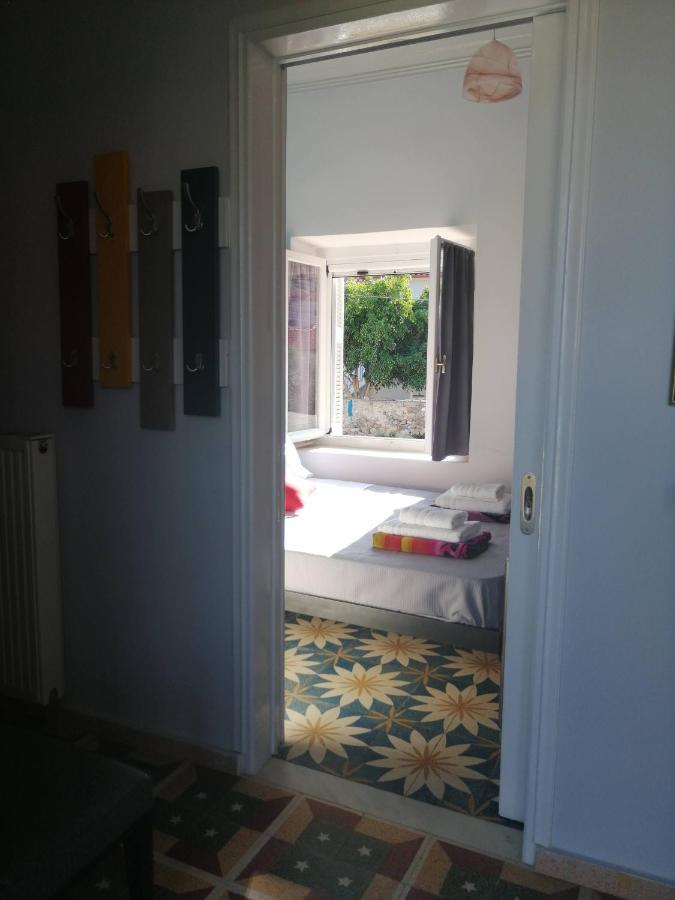 Appartement Sunny Cozy House With Grand Courtyard à Leonídion Extérieur photo