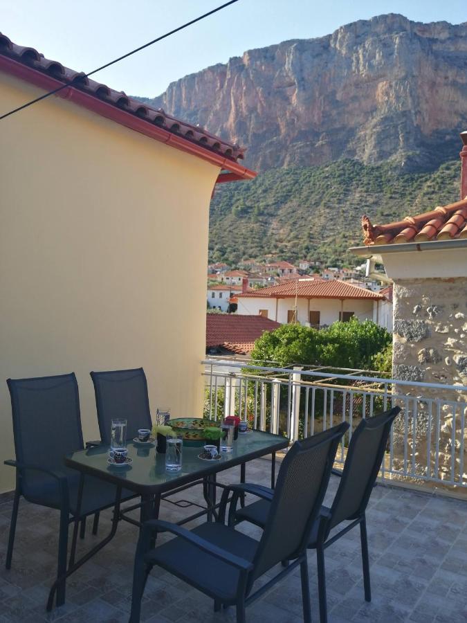 Appartement Sunny Cozy House With Grand Courtyard à Leonídion Extérieur photo