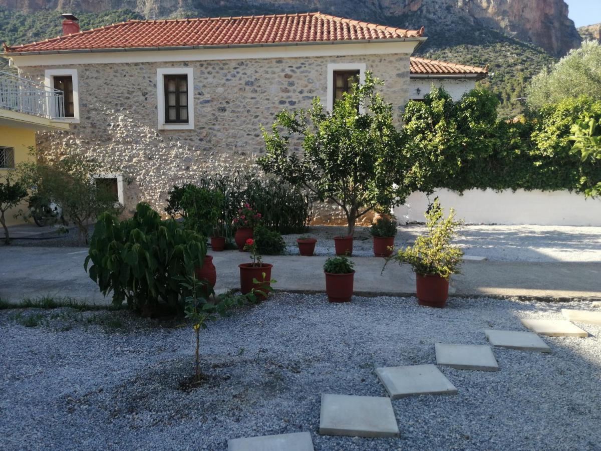Appartement Sunny Cozy House With Grand Courtyard à Leonídion Extérieur photo